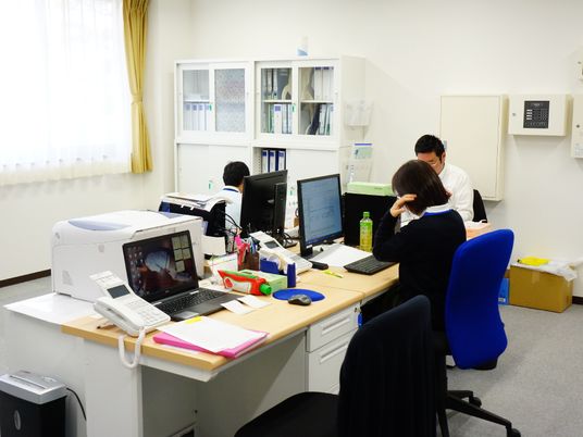 事務所で働く人々