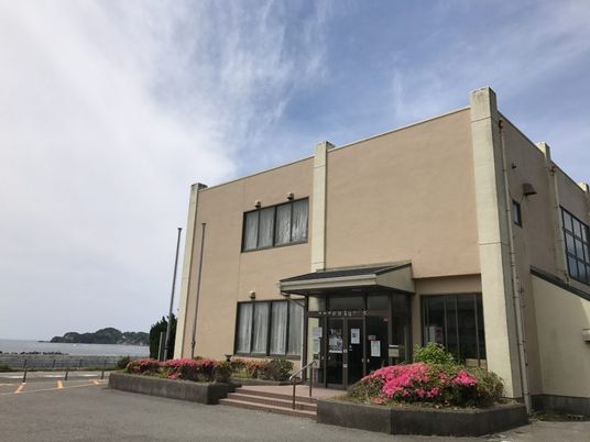 海辺に建つ建物外観  