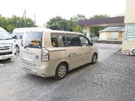 送迎車が停車する外観  