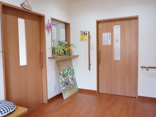 明るい廊下と掲示物