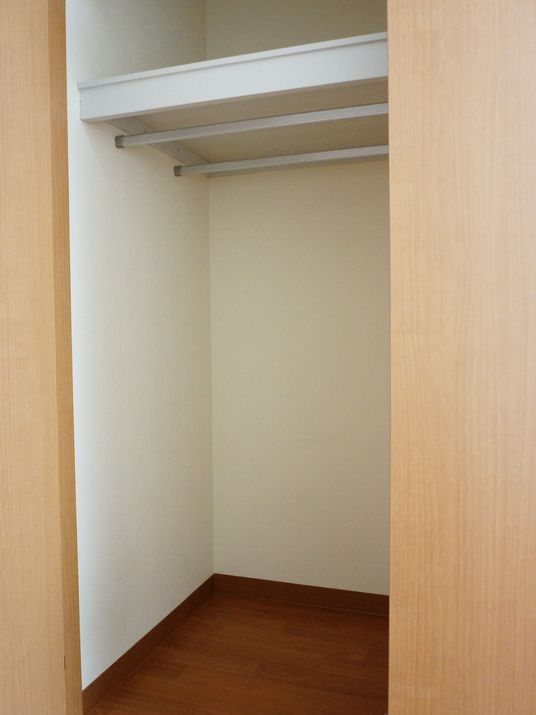 シンプルな空間のクローゼット