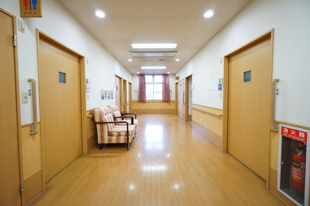 清潔な廊下の明るい風景