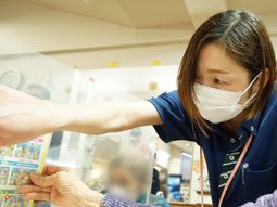 介護スタッフと利用者の手渡し