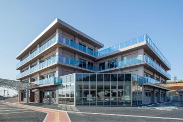 大きな窓の建物外観