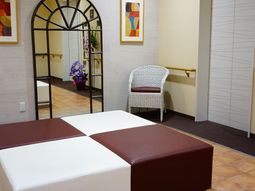 白く清潔な居室の一角