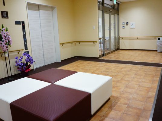 エレベーター前の休憩スペース