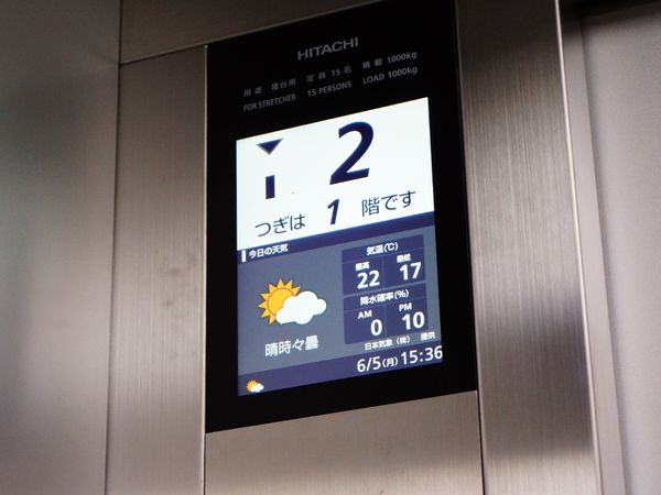 エレベーターの情報表示板