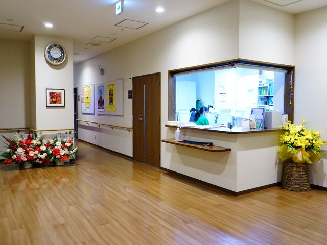 清潔感のある綺麗なフロント 受付 明るく開放的なフロントエリアがあり、スタッフが来訪者の対応をしている様子が伺えます。清潔感のあふれる空間で働くことができます。