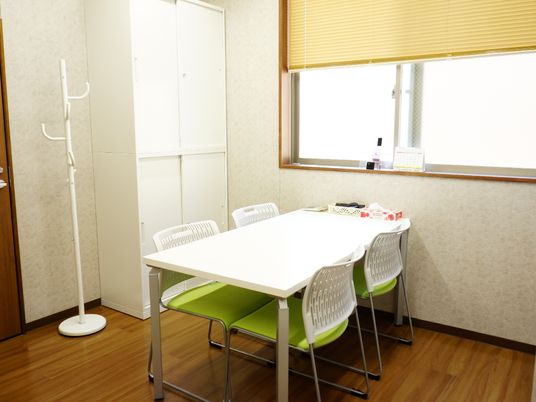 機能訓練室のテーブルと椅子