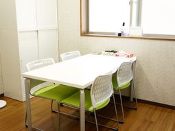 明るい食事スペース