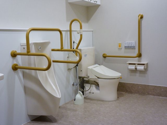 バリアフリートイレ設備 トイレ 広々としたバリアフリー設計のトイレです。手すりが完備されており、どなたでも安全にご利用いただけます。