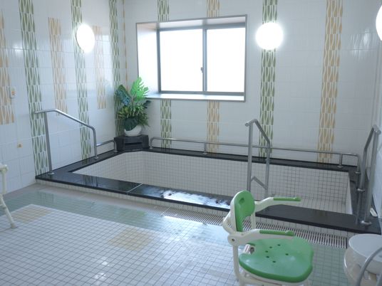 バリアフリー設計の浴室