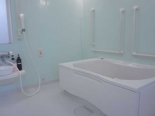 バリアフリー設計の浴室