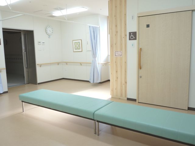 広々とした機能訓練室 脱衣室 充実した設備の機能訓練室は、広々としており、リハビリをされる方々が快適に過ごせるよう配慮されています。