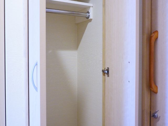 収納棚のクローゼットアップ 個室収納 実用的で清潔感のある収納スペースが確保されており、日常生活で快適にお過ごしいただけます。