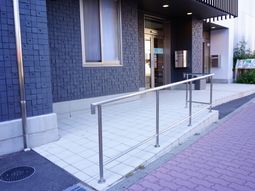 エントランスのバリアフリー通路