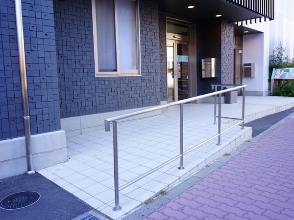 エントランスのバリアフリー通路