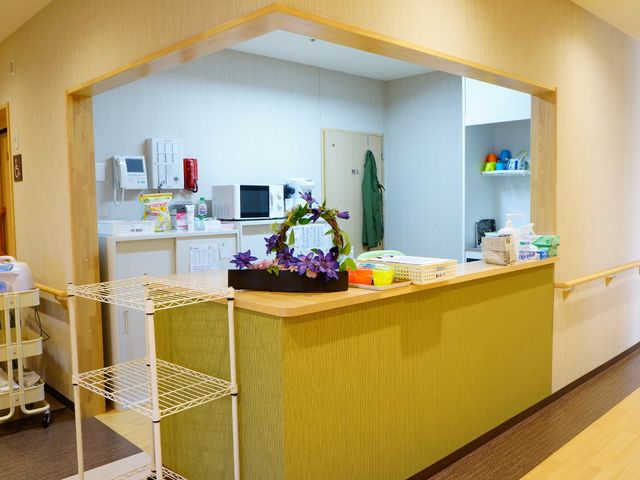 ナースステーションの風景 受付 清潔感のあるナースステーションで、スタッフの皆さんが利用者様の健康管理を行っています。スムーズな業務がしやすい環境が整っています。