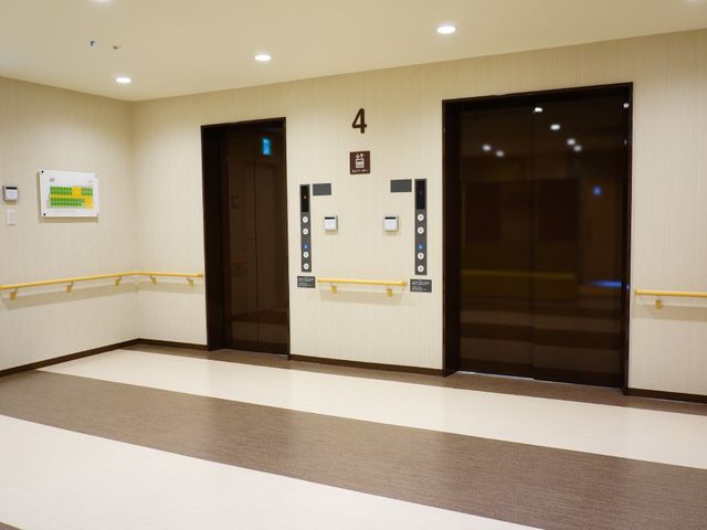 清潔感のある廊下 エレベーターホール 明るく清潔感のある廊下は、手すりが完備され安全に配慮されており、快適な移動が期待できます。