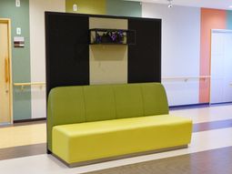 緑のソファが置かれたロビー