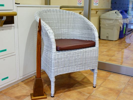 ラウンジの椅子一脚