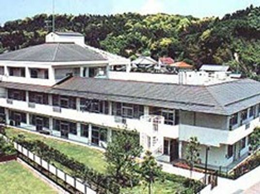 広々とした緑に囲まれた施設