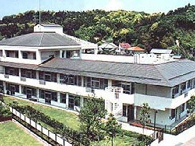 広々とした緑に囲まれた施設 外観 ゆったりした庭園に面した施設で、自然に囲まれて心地よい環境でのお仕事が可能です。緑豊かな景色を眺めながら、利用者様とのコミュニケーションも楽しめます。
