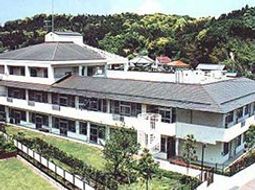 緑豊かな環境の施設外観