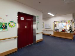 廊下とフロントの様子