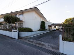 白い建物の正面入り口