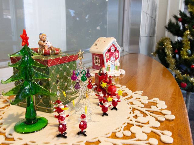 クリスマスデコレーションのロビー 飾り 季節の飾り付けで彩られたロビーが、訪れる方々を暖かくお迎えします。ここで楽しい時間を過ごすことができます。