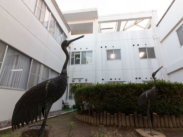 中庭の彫刻と建物 中庭 中庭には鶴の彫刻があり、自然の美しさを感じる空間が広がっていて、心安らぐ時間を過ごすことができます。