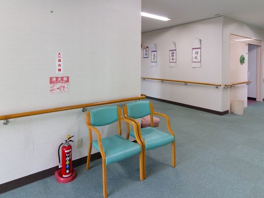 廊下に設えた椅子と装飾