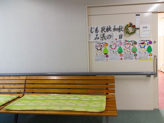 手作り掲示物が彩る廊下