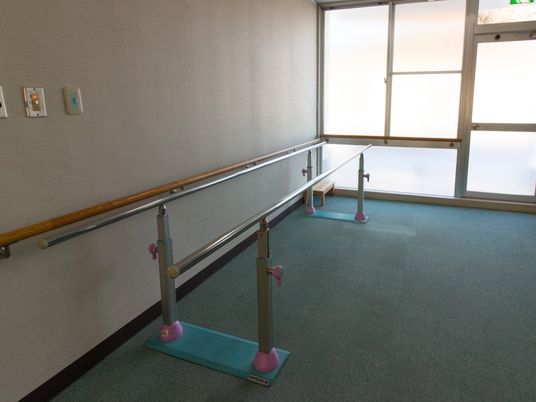 廊下に設置された手すり