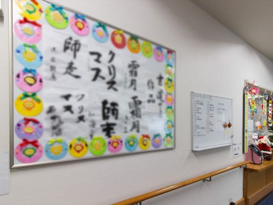 カラフルな掲示物の廊下