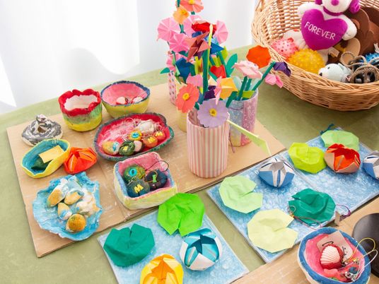 手工芸の作品と花