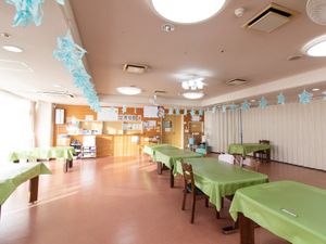 広々とした明るい食堂
