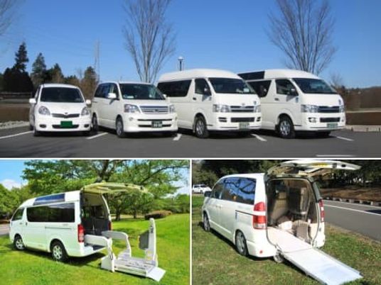 送迎車が並ぶ外観  