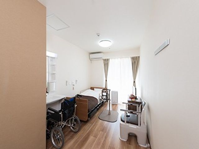 光が差し込む居室 居室 大きな窓から自然光が入り込む居室です。車椅子が容易に出入りできる設計になっています。