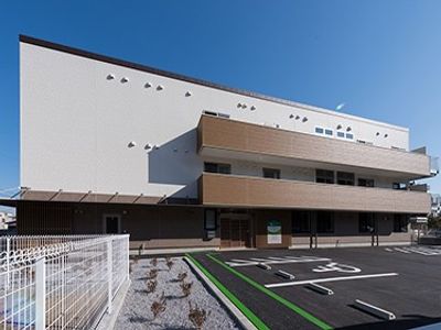 白い外観の建物