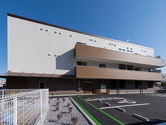 白い外観の建物