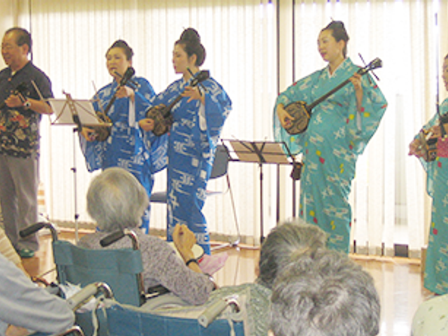 音楽演奏を楽しむ居室 居室 車椅子の方も参加できる音楽演奏の時間です。居室の中で楽しいひとときを過ごせます。