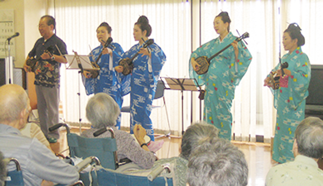 音楽演奏を楽しむ居室 居室 車椅子の方も参加できる音楽演奏の時間です。居室の中で楽しいひとときを過ごせます。