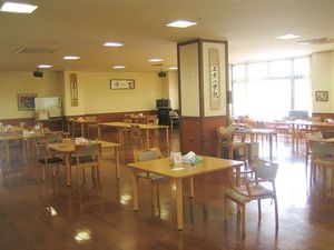 広い食堂の室内  