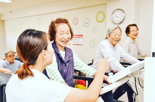 笑顔の高齢者とスタッフ