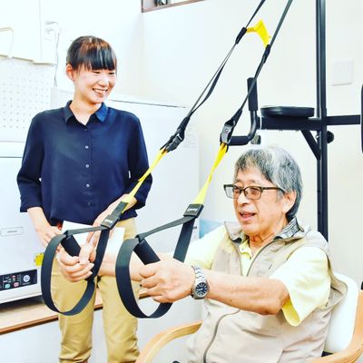 機能訓練で笑顔の二人
