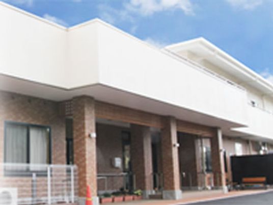 落ち着いた外観の建物