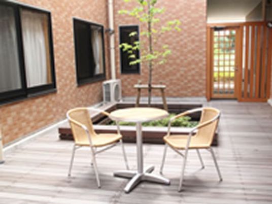 緑とテーブルの中庭