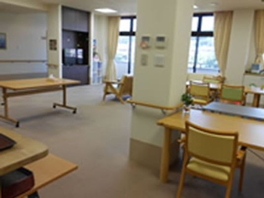 広々とした空間のラウンジ